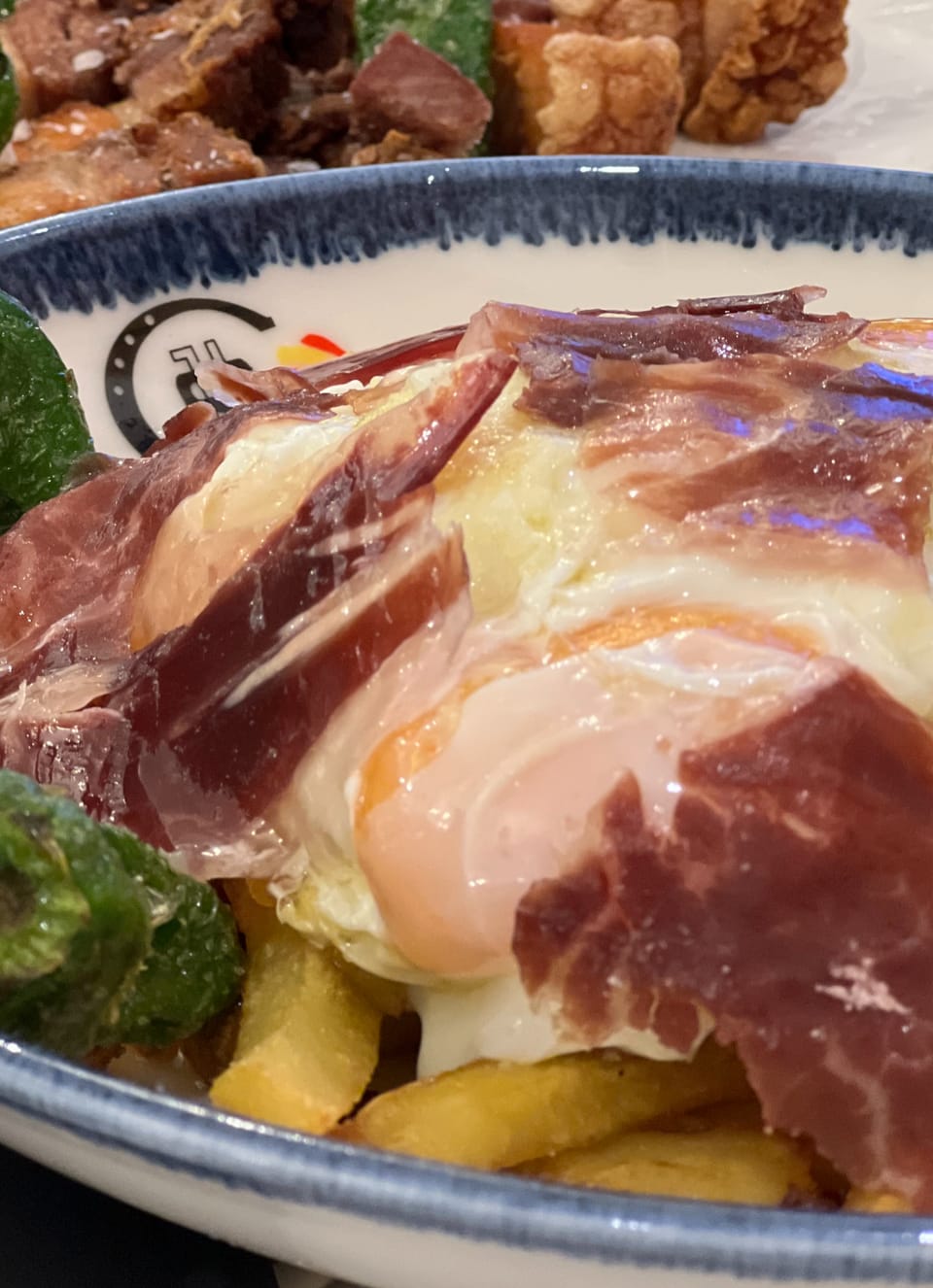 Huevos rotos con jamón