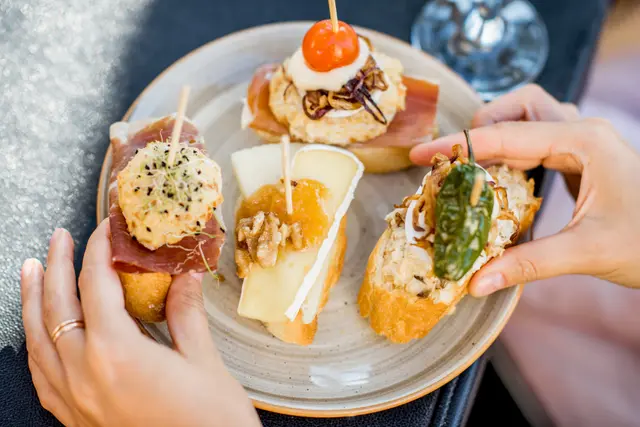 Caña y Tapas en bar típico español con gastronomía española