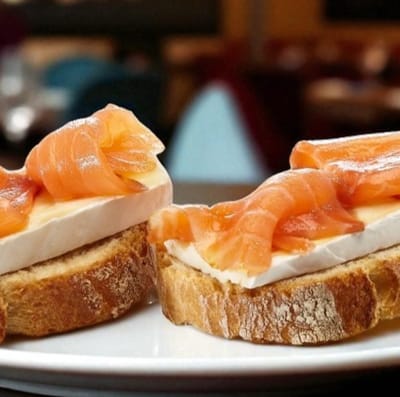 Tosta de salmón con queso Brie