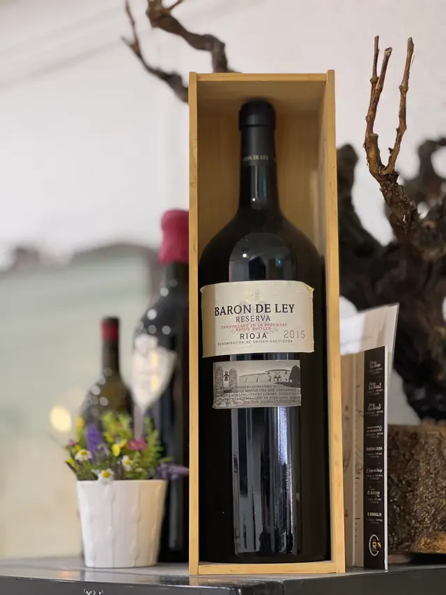 Disfruta de un buen vino y un aperitivo en Taberna las Botas 2